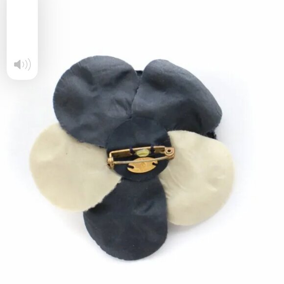 Chanel Camelia Knit Brooch - Picture 5 of 11